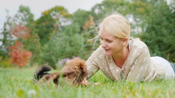 女人和两只小狗玩耍 躺在后院的草坪上 慢动作视频 — 图库视频影像