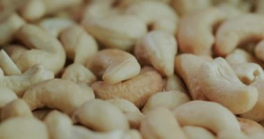Macro shot: Seçilmiş kaju fıstığı, lezzetli ve sağlıklı yemek. 4k kaydırma atışı