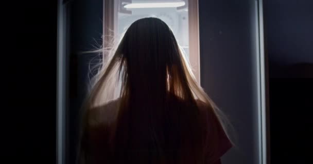 Žena Otevře Dveře Ledničky Místa Kde Svítí Jasné Světlo Fouká — Stock video