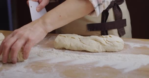 Пекарь Выкатывает Тесто Булочек Доске Работа Пекарне — стоковое видео