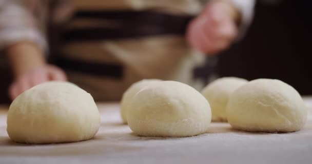 Bakker Rolt Het Deeg Uit Voor Broodjes Het Bord Werken — Stockvideo