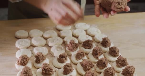Panettiere Mette Carne Macinata Riempiendo Pezzi Pasta Gnocchi Cucina — Video Stock