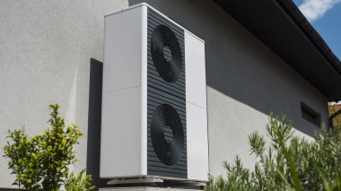 Modern bir özel evin ısıtma ve kliması için güçlü bir ısı pompası. Enerji tasarrufu teknolojisi kavramı.