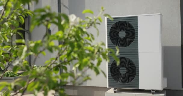 强大的热泵 用于现代私人住宅的供暖和空调 节能技术概念 — 图库视频影像
