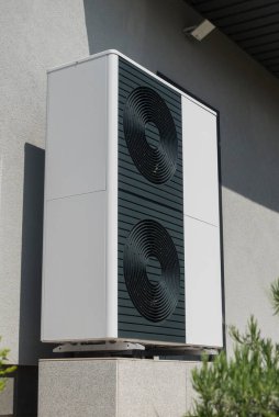 Modern bir özel evin ısıtma ve kliması için güçlü bir ısı pompası. Enerji tasarrufu teknolojisi kavramı.