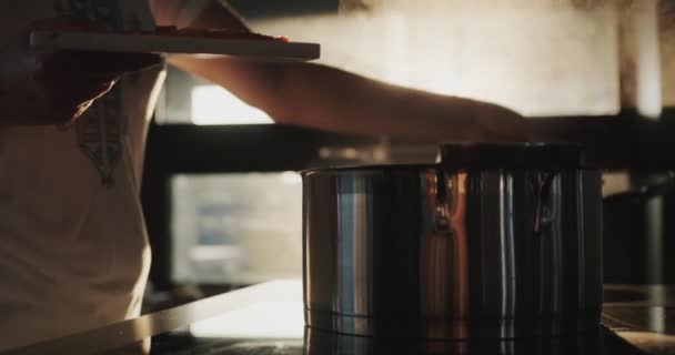 Una Donna Cucina Zuppa Fornello Elettrico Mettere Verdure Tritate Nella — Video Stock