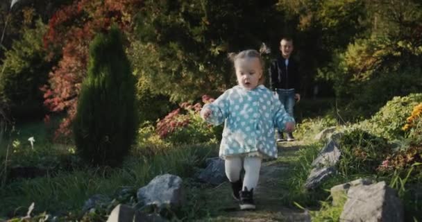 Erkek Kardeş Kız Kardeşiyle Sonbahar Parkında Oynuyor — Stok video