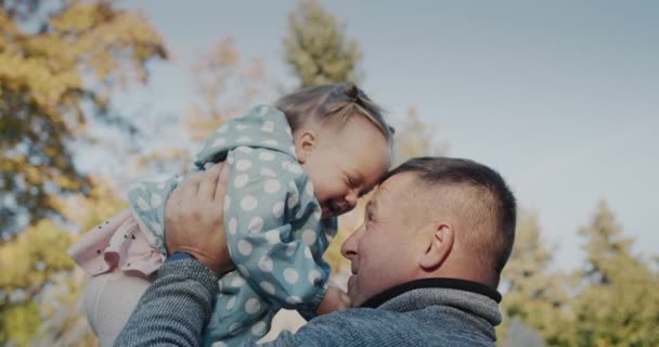 Ευτυχισμένος Πατέρας Παίζει Την Κόρη Του Στο Πάρκο Περάσετε Καλά — Αρχείο Βίντεο