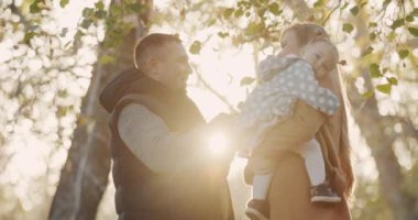 Çocuklu mutlu aile sonbahar parkında iyi eğlenceler..