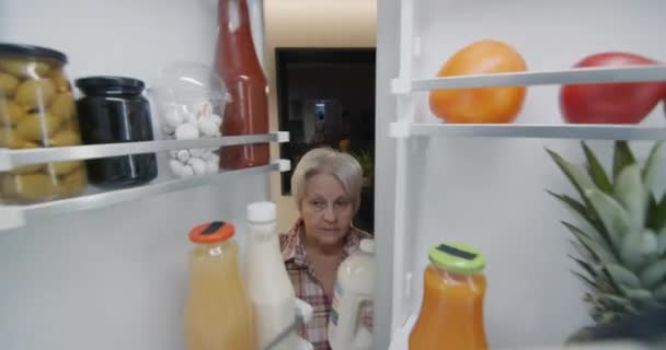 Senior Woman Mette Una Bottiglia Latte Frigo — Video Stock