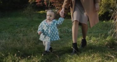 Annem parkta yürürken küçük bir kızın elini tutuyor..