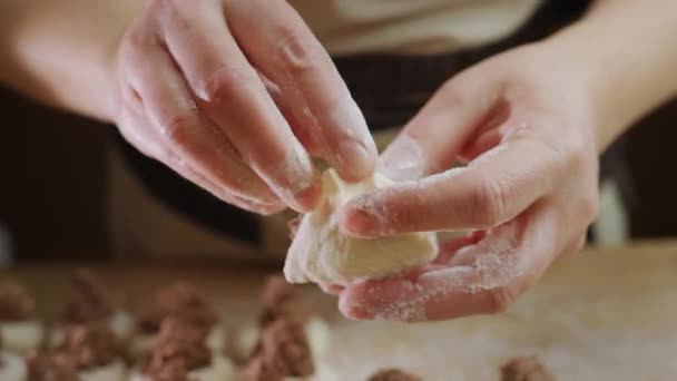 Panadero Profesional Hace Albóndigas Con Relleno Carne Deliciosa Cocina Tradicional — Vídeos de Stock