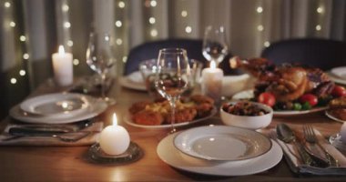 Şükran Günü 'nde masanın ortasında hindi var..