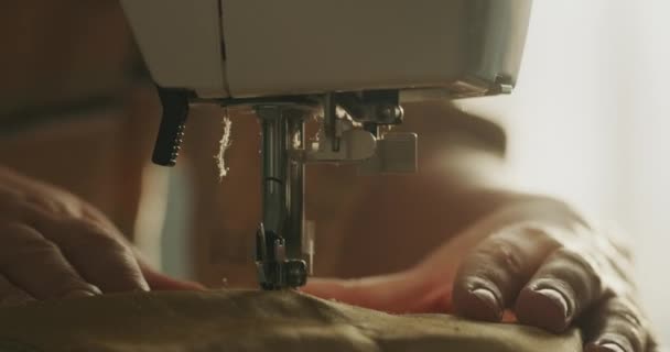 Eine Frau Näht Bettwäsche Großaufnahme Einer Nähmaschine — Stockvideo