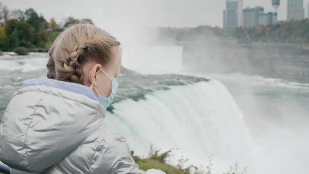 Ett Barn Skyddsmask Beundrar Niagarafallen Resor Pandemin — Stockvideo