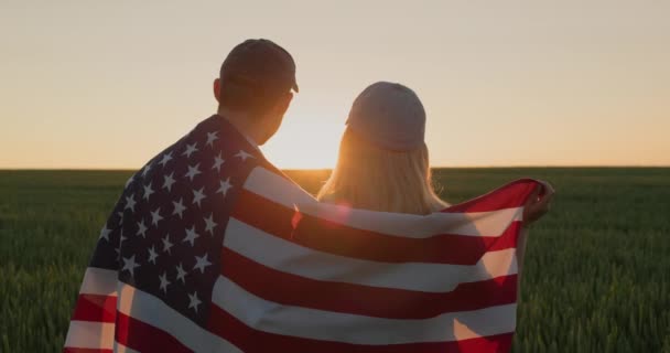 Cuplu Tânăr Steag American Umeri Care Așteaptă Înainte Câmpul Grâu — Videoclip de stoc