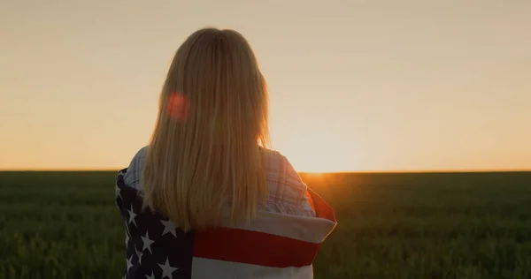 Eine Frau Mit Einer Amerikanischen Flagge Auf Ihren Schultern Sieht — Stockfoto