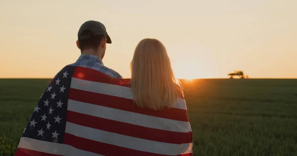 Ein Paar Bauern Mit Einer Amerikanischen Flagge Auf Den Schultern — Stockfoto