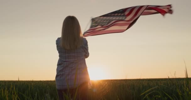 Boldog Lengetett Amerikai Zászló Búzamezőn Háttér Július Függetlenség Napja Usa — Stock videók
