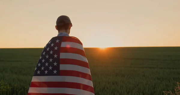 Junger Bauer Mit Fahne Auf Den Schultern Blickt Auf Sonnenaufgang — Stockfoto