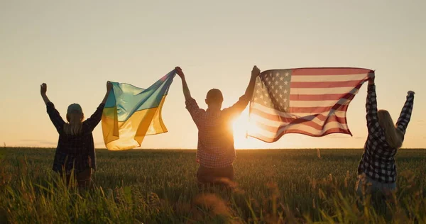 Eine Gruppe Von Freunden Hisst Die Flagge Der Vereinigten Staaten — Stockfoto