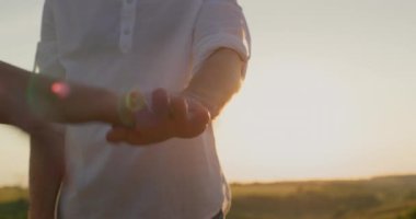 Bir grup insan avuçlarını üst üste koyup onları kaldırıyor. Takım çalışması konsepti.