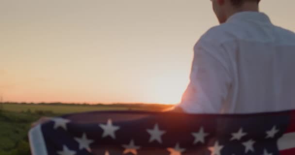 Hombre Con Una Bandera Americana Sobre Sus Hombros Sobre Telón — Vídeo de stock