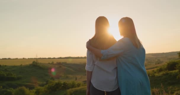 Anya Megöleli Tinédzser Lányát Nézi Naplementét Egy Festői Völgyben Visszanézés — Stock videók