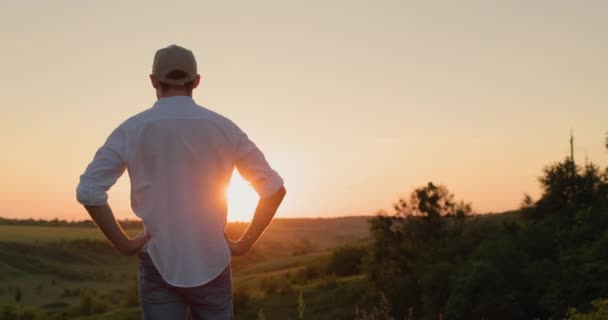 Kendinden Emin Genç Bir Çiftçi Güneş Batarken Pitoresk Bir Kırsalın — Stok video