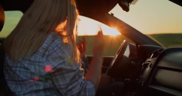 Das Paar Streitet Sich Wütend Auto Konzept Für Familienkonflikte — Stockvideo