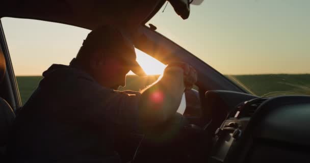 Депрессивный Человек Сидящий Рулем Автомобиля — стоковое видео
