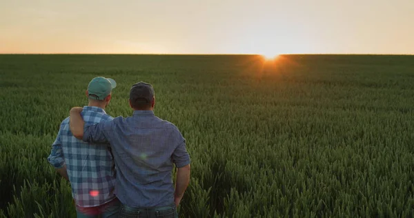 Otec Farmář Objímá Svého Dospělého Syna Společně Dívá Západ Slunce — Stock fotografie