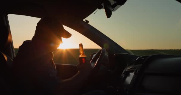 Silhueta Homem Que Bebe Cerveja Enquanto Dirige Carro — Vídeo de Stock