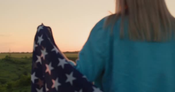 Una Mujer Con Una Bandera Americana Sobre Sus Hombros Sol — Vídeos de Stock