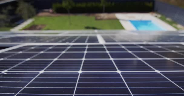 屋顶上有太阳能电池板 下面可以看到游泳池和绿色的草坪 4K视频 — 图库视频影像