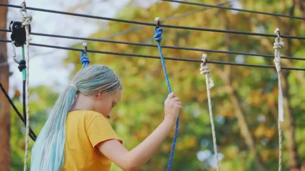Ребенок Залезает Верёвки Высоко Деревьях Веселится Веревочном Городе Парке Развлечений — стоковое видео
