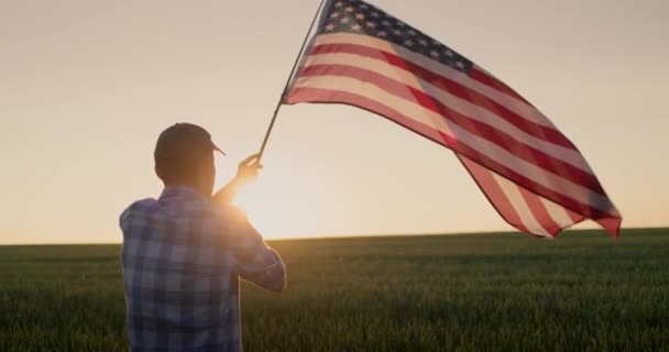Campesino Estadounidense Ondeando Bandera Estados Unidos Contra Telón Fondo Campo — Vídeos de Stock