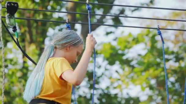 Дитина Високо Піднімається Мотузки Розважаючись Мотузковому Місті Парку Розваг — стокове відео