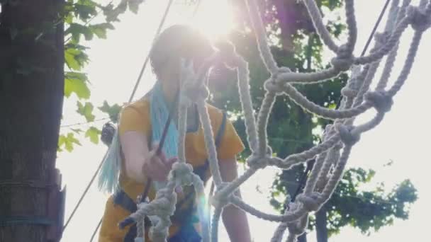 子供は木の高さのロープを登る 遊園地でロープシティを楽しんで — ストック動画