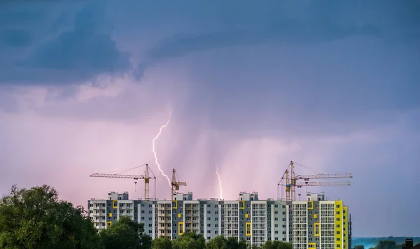 Konut Binalarının Inşa Edildiği Bir Inşaat Sahasına Yıldırımlı Yağmur Yağdı — Stok fotoğraf