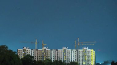 Yeni inşa edilmiş binaların üzerinde yıldırımlı bir fırtına