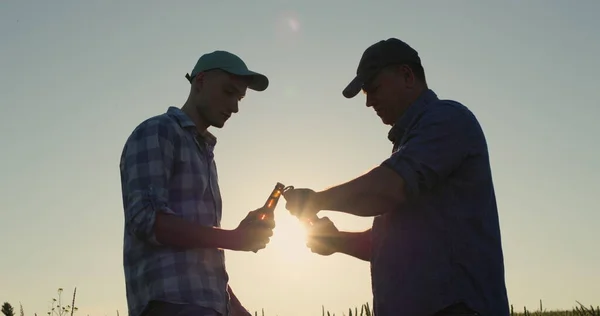 Dwóch Farmerów Otwiera Butelki Piwa — Zdjęcie stockowe