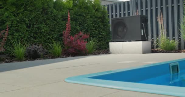 Een Klein Zwembad Ernaast Een Warmtepomp Zichtbaar Voor Het Verwarmen — Stockvideo