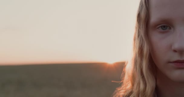 Portrét Dospívající Dívky Pozadí Pole Pšenice Kde Zapadá Slunce — Stock video