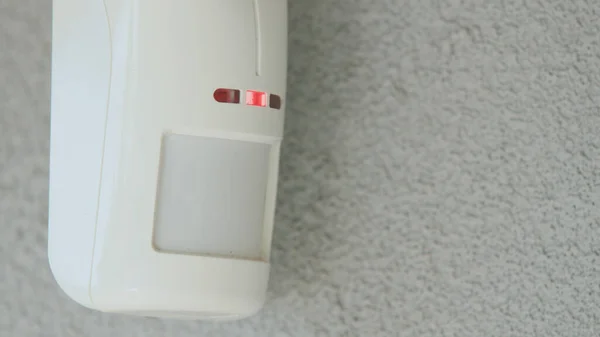 家の壁の動きセンサー Ledインジケータは動きを検出するためにライトアップします — ストック写真