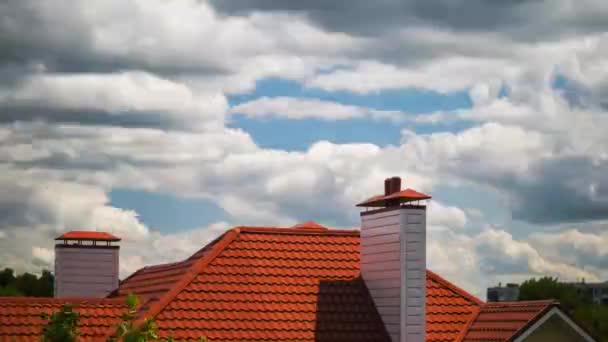 Dach Domu Wykonany Jest Czerwonych Dachówek Nad Domem Znajduje Się — Wideo stockowe