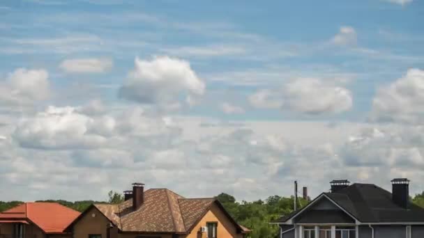 Облака Быстро Плывут Небу Над Крышами Частных Домов — стоковое видео