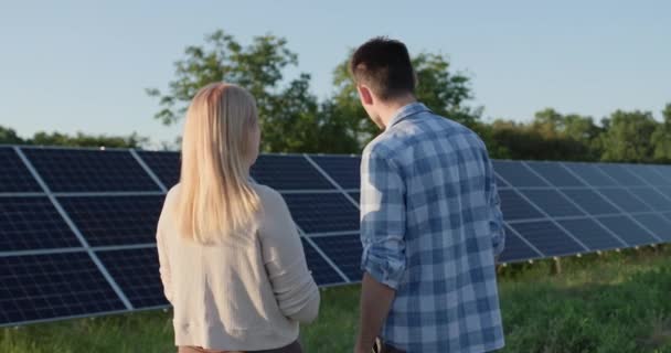 Two People Talking Solar Panels Small Home Solar Power Plant — Video Stock