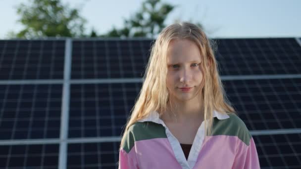 Portrait Teenage Girl Background Solar Panels Home Power Plant — ストック動画