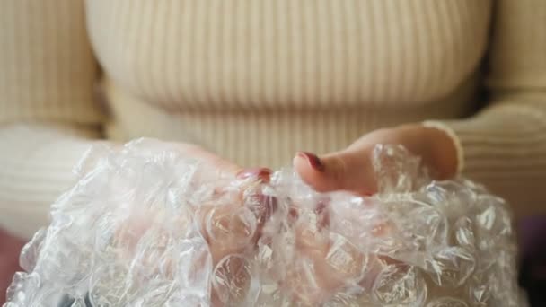 Жінка Лопне Бульбашками Повітря Обгортковій Плівці Концепція Полегшення Стресу — стокове відео